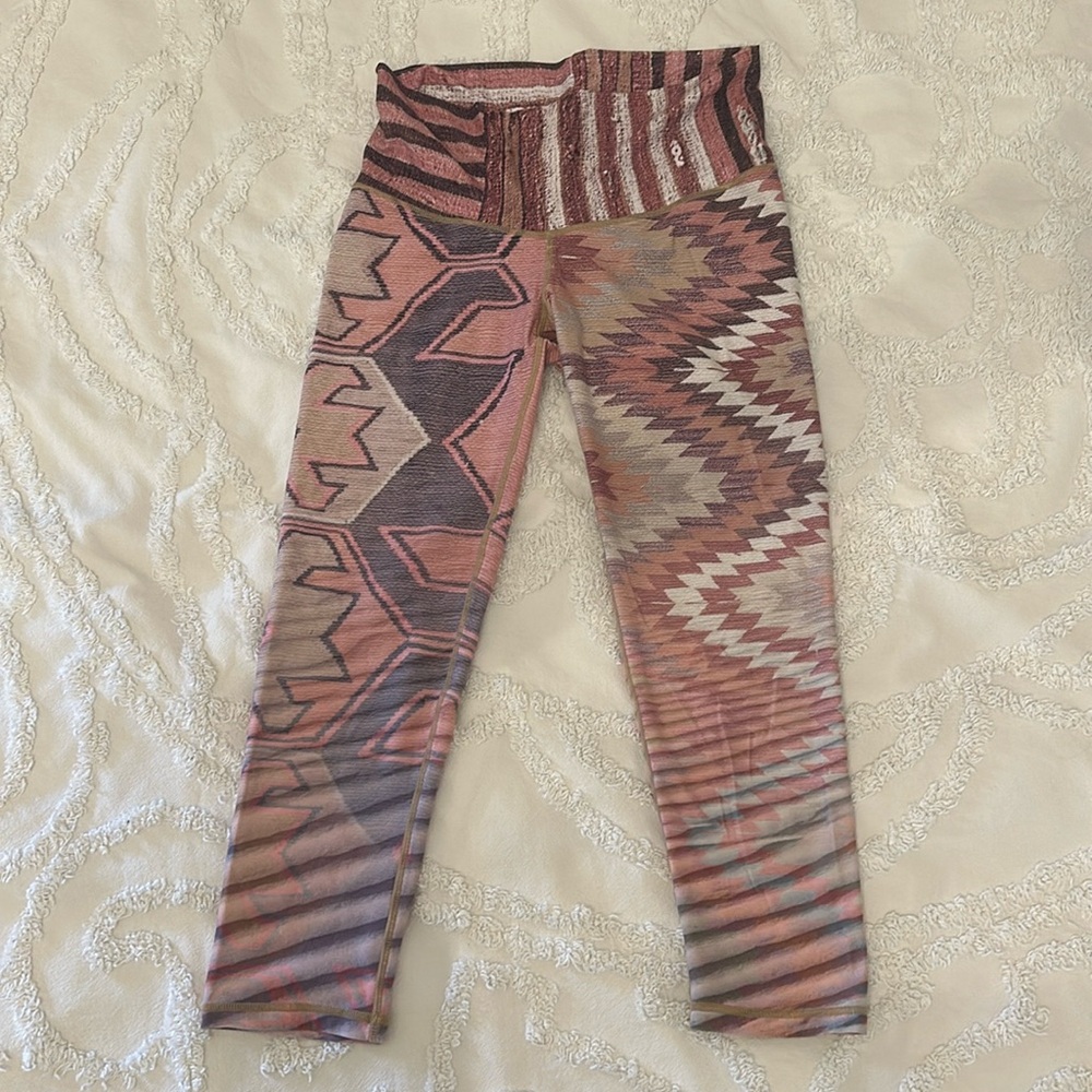 Niyama Sol “Beachcomber” tribal/aztec print leggings, size M 🩷🩶💜